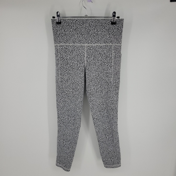 Athleta Black & White Leopard Print Mid Rise 2 Pocket Activewear Leggings Size S - Picture 4 of 10